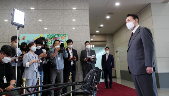 윤석열 대통령이 15일 오전 서울 용산 대통령실 청사로 출근, 취재진의 질문에 답하고 있다. 대통령실통신사진기자단=연합뉴스